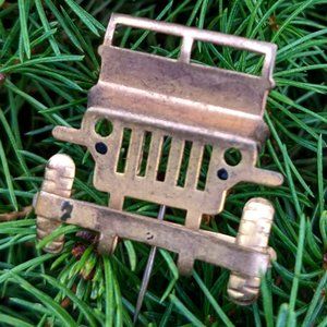 Vintage Jeep Pin / Brooch in Brass / Bronze
